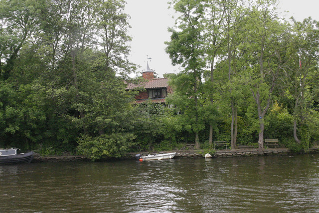 Boyle Farm Island - geograph.org.uk - 1318568