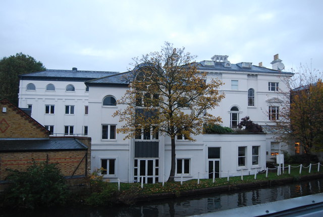 File:Building by the Grand Union Canal - geograph.org.uk - 3815742.jpg