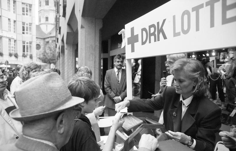 File:Bundesarchiv B 145 Bild-F085568-0011, Bonn, Hannelore Kohl verkauft DRK-Lose.jpg