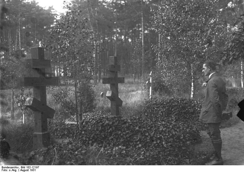 File:Bundesarchiv Bild 102-12197, Berlin-Grunewald, Friedhof für Selbstmörder.jpg