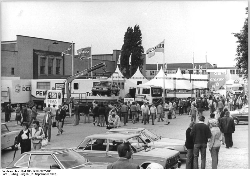 File:Bundesarchiv Bild 183-1986-0902-103, Leipzig, Herbstmesse, Personenkraftwagen.jpg