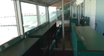 File:Cabina Commentatore stade Agadir.jpg