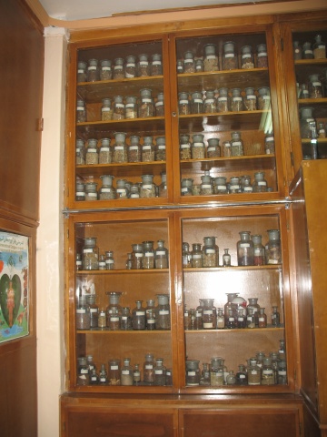 Medicine cabinet - Wikipedia