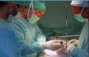 File:Dr. Ehtuish Performing An Organ Transplant..jpg