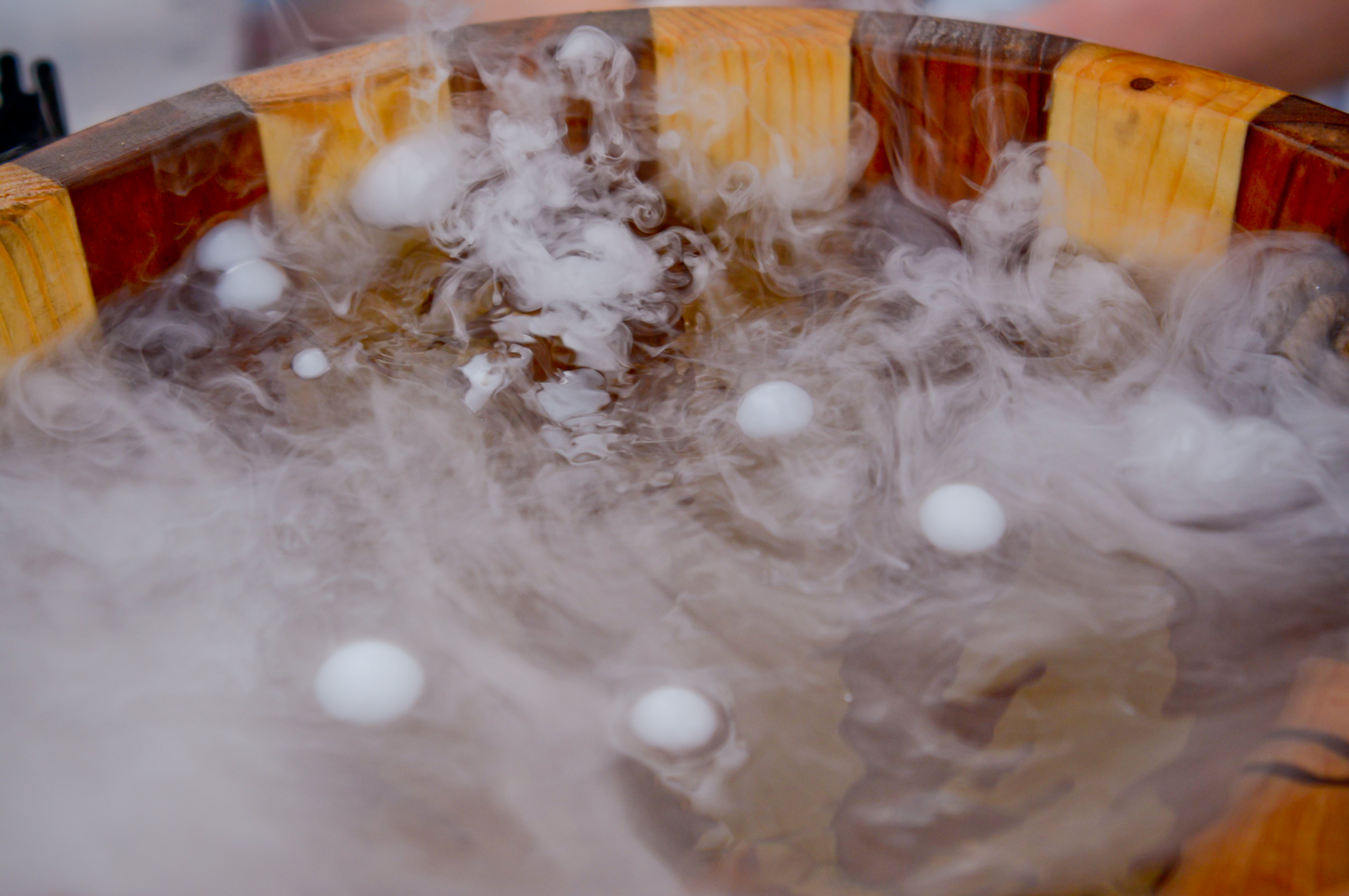 File:Dry ice in cold water.jpg - Wikimedia Commons