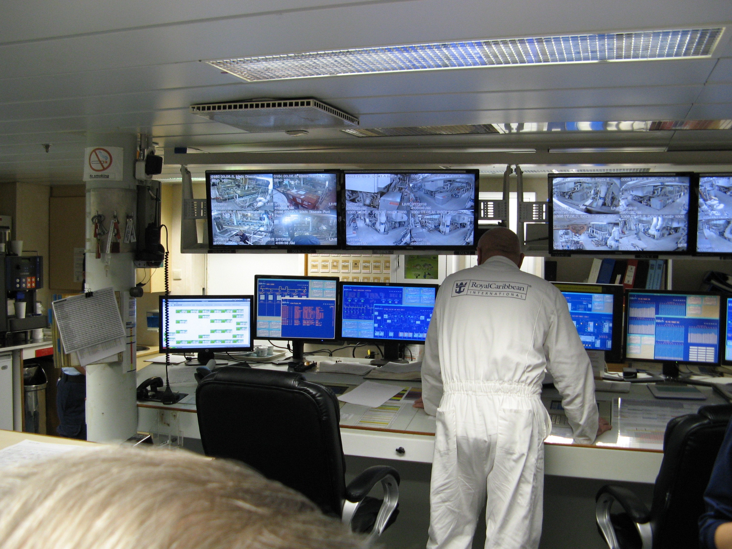 File:Engine control room, Explorer of the Seas 03.jpg - Wikimedia Commons