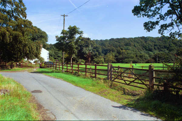 File:Entrance to Glan Taf Isaf - geograph.org.uk - 869145.jpg