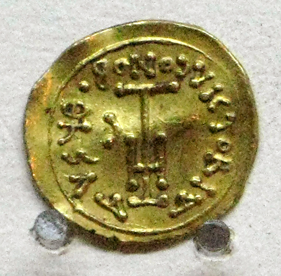 File:Età tardo antica, emissioni in oro, 57 tremisse d'oro di costante II con croce latina potenziata, 641-668 ca.jpg