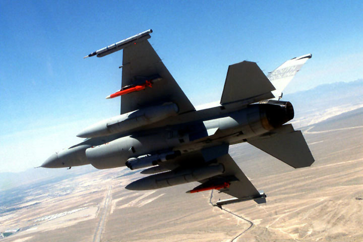 F-16 carrying MALD