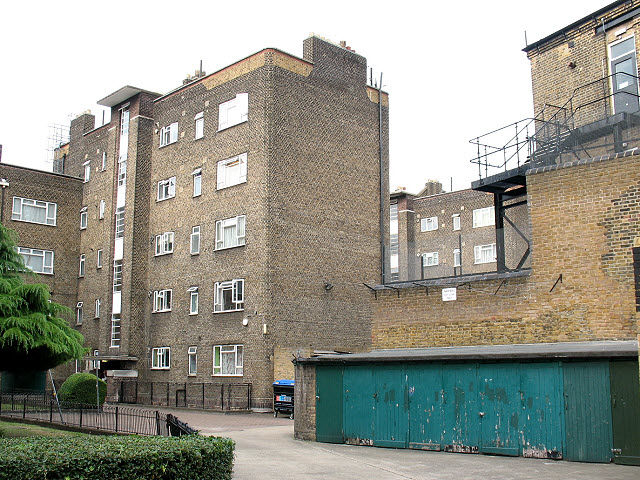 File:Farnham House - geograph.org.uk - 1979258.jpg