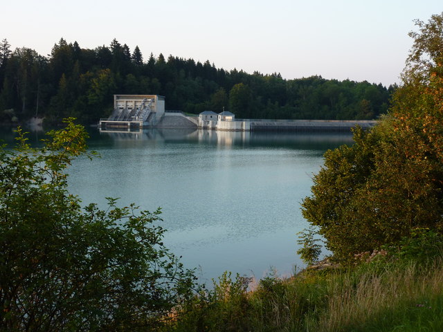 File:Forggensee - Staumauer - geo.hlipp.de - 4374.jpg