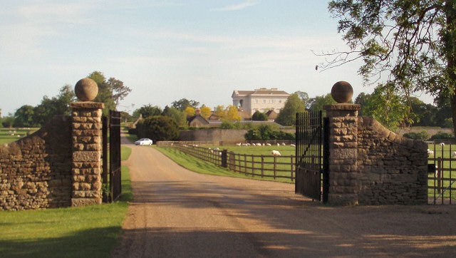 File:Gates to Tusmore Park - geograph.org.uk - 453478.jpg