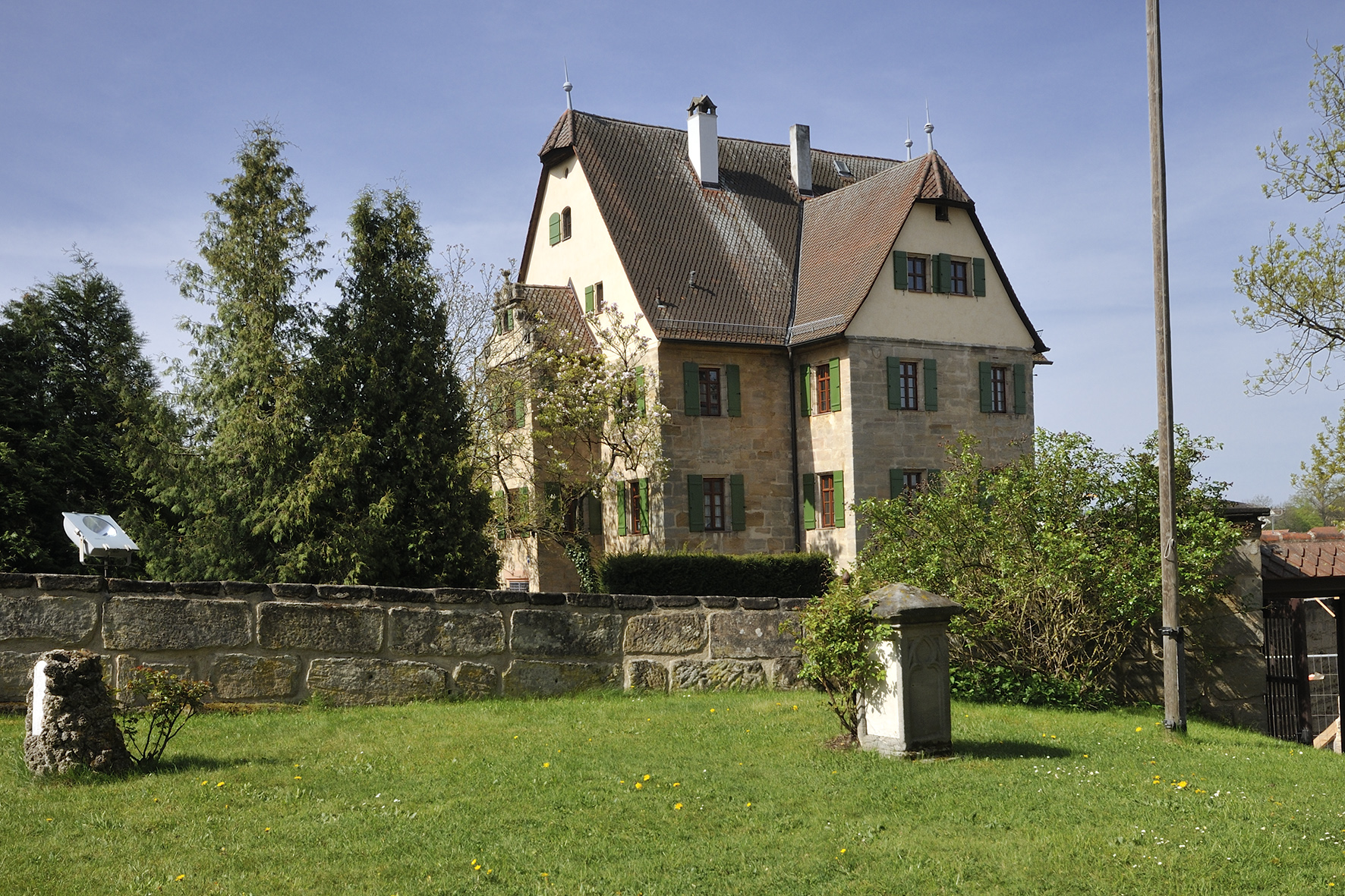 Grünes Schloss in Heroldsberg. Ansicht aus dem Kirchhof der St. Matthäus Kirche