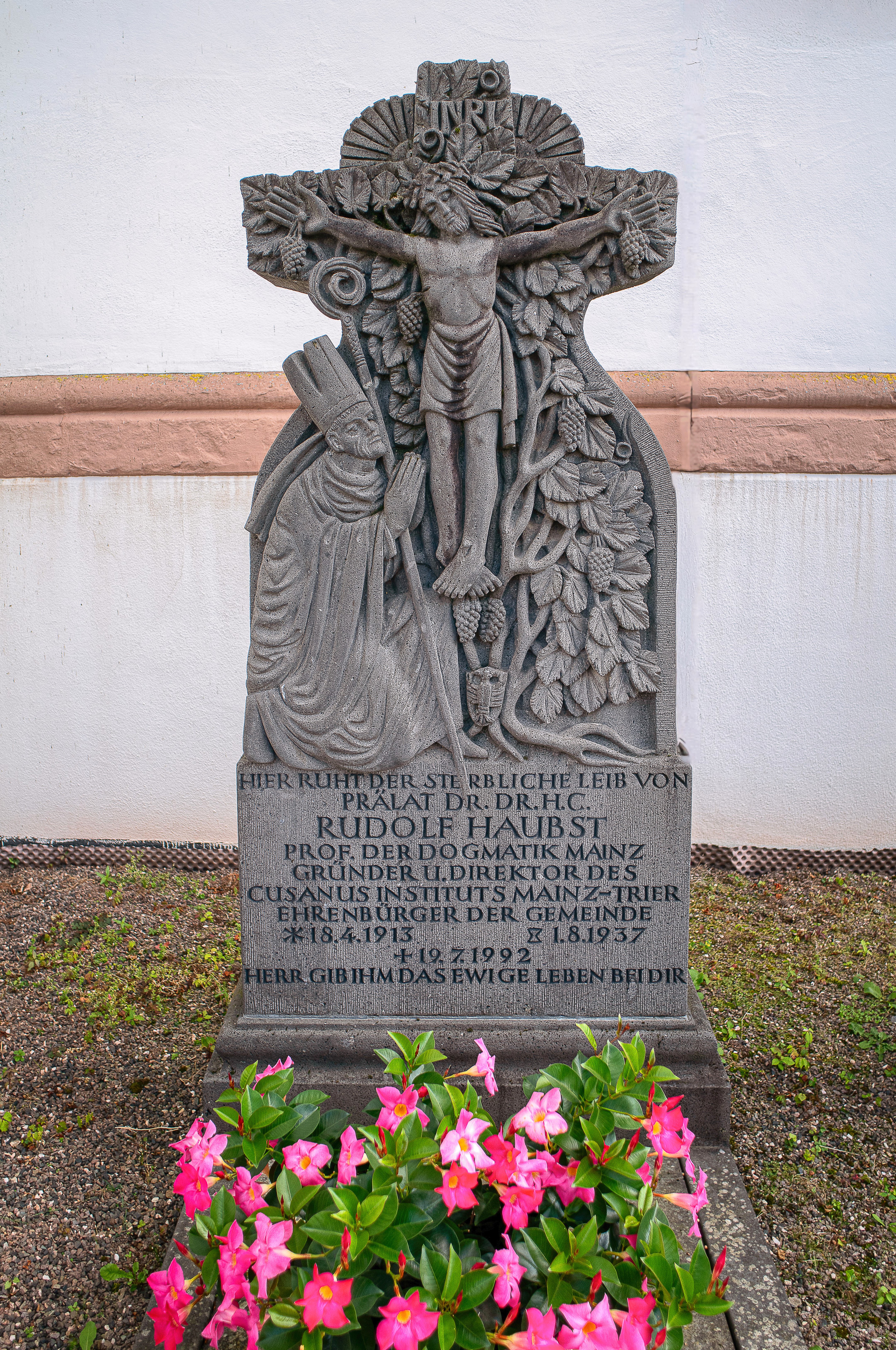 Grabstätte an der Katholischen Pfarrkirche von Maring