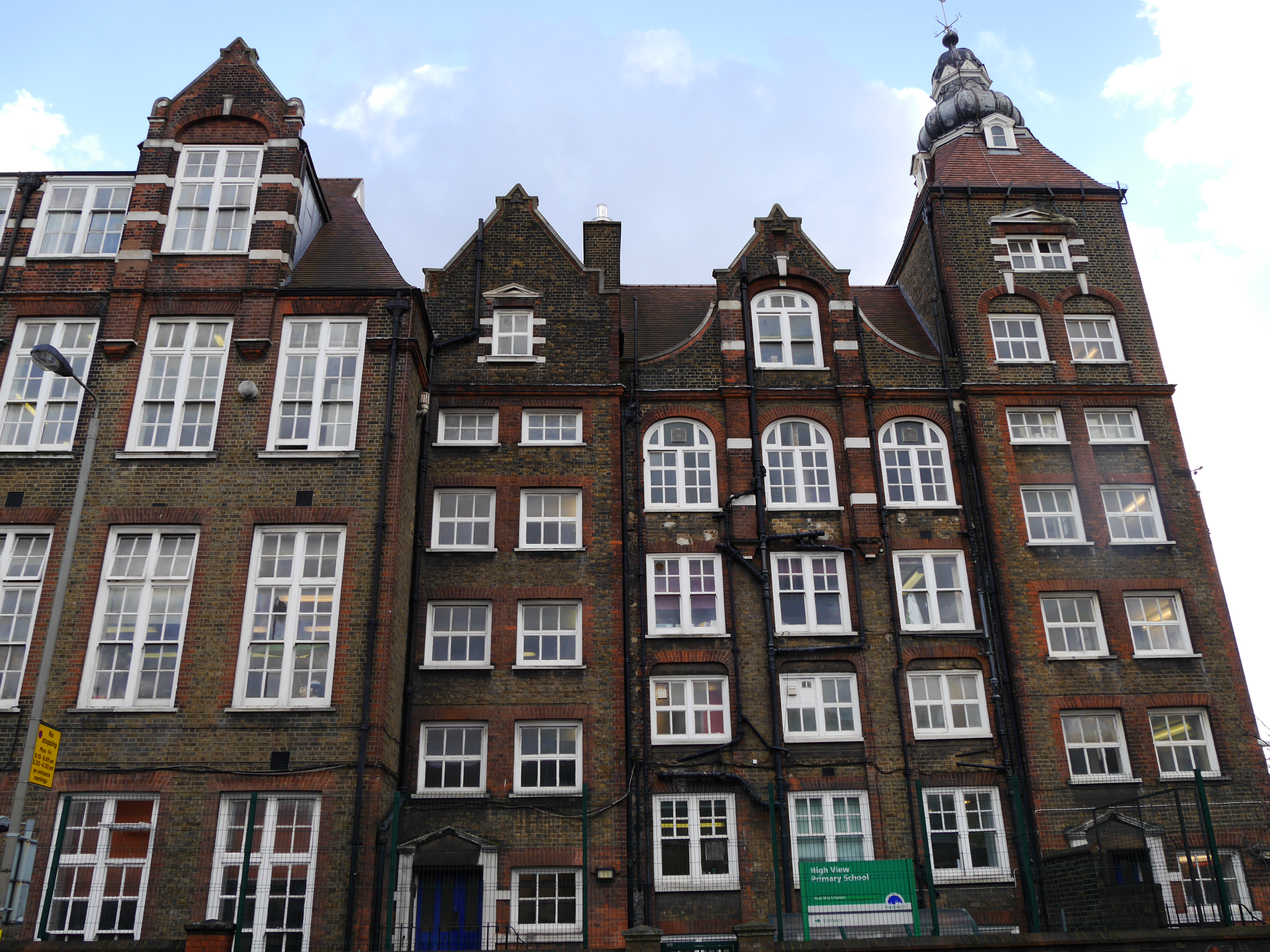 Необычная Школьная форма. Surrey Lane Battersea, London, sw11 3pb England.