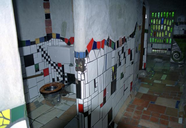 File:HundertwasserToiletteKawakawainnen.jpg