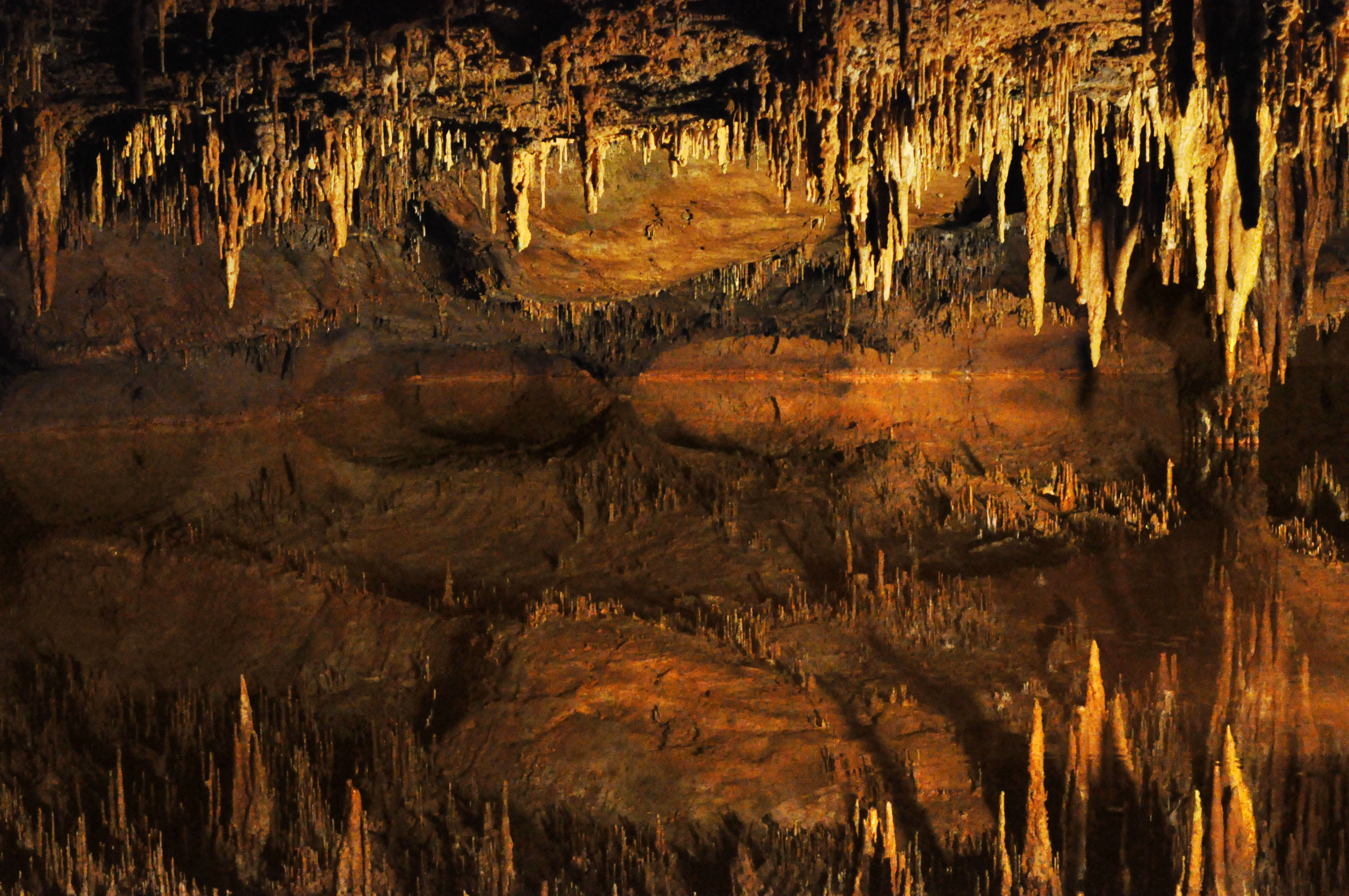 File:Luray Caverns- Mirror Lake.jpg - Wikimedia Commons