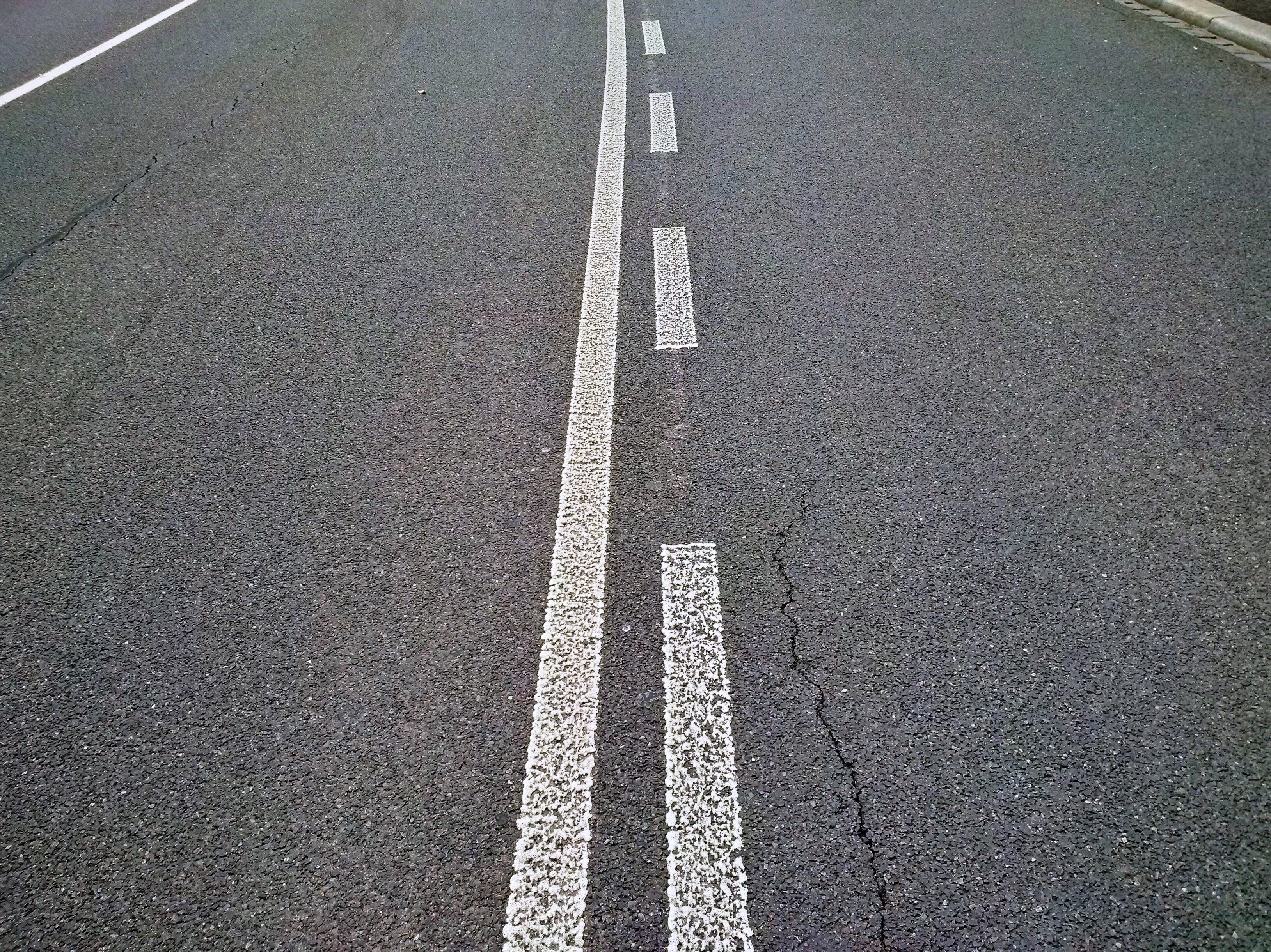 File:Luxembourg, road marking (110b ligne de sécurité et ligne guide  juxtaposées).jpg - Wikimedia Commons