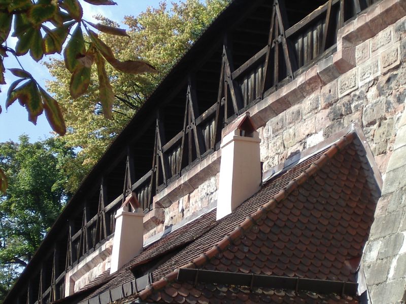 File:Nuremberg city wall near tiergaertnertor battlement parapet inner f ne.jpg