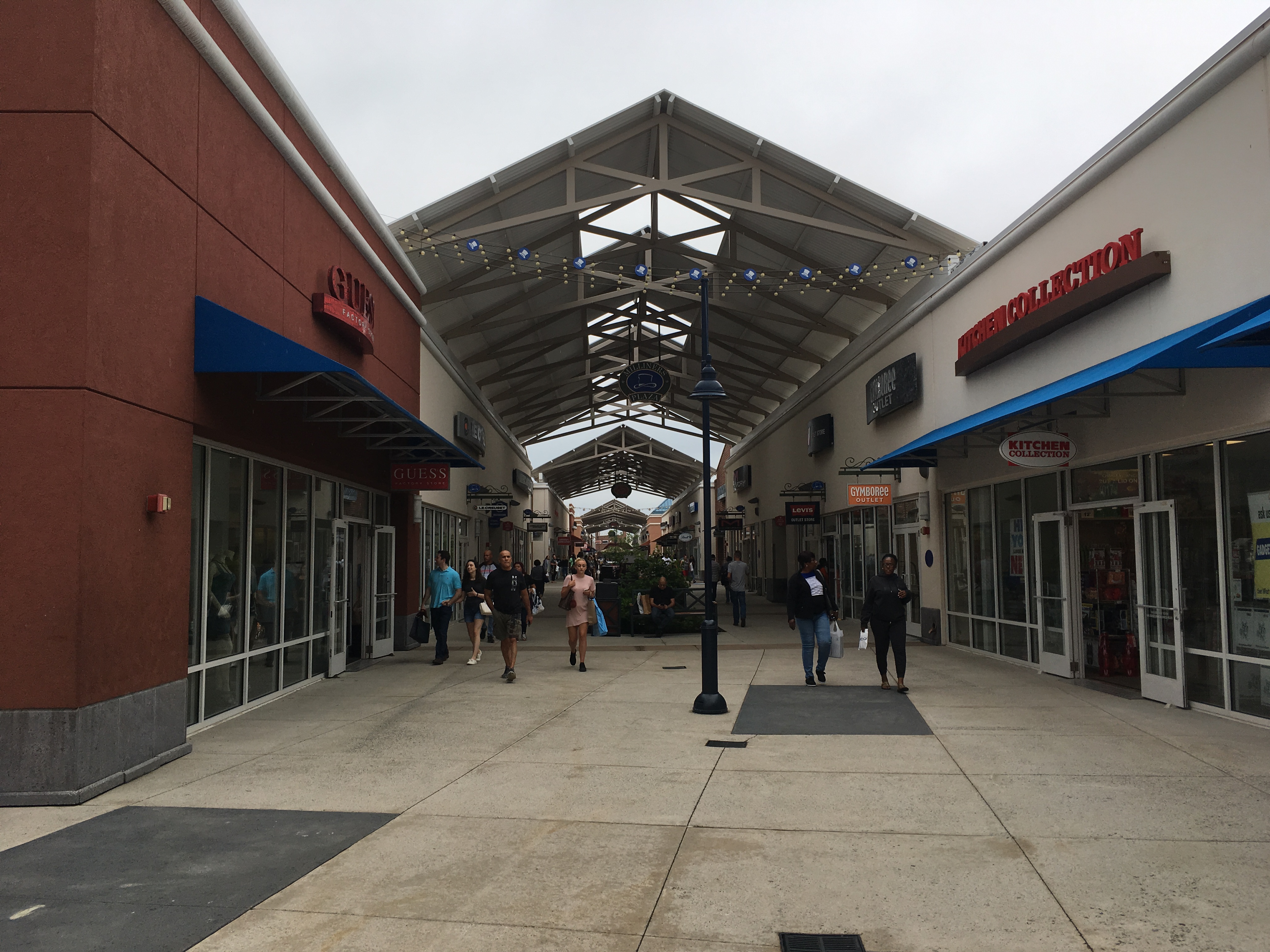 File:Philadelphia Premium Outlets near southeast entrance.jpg