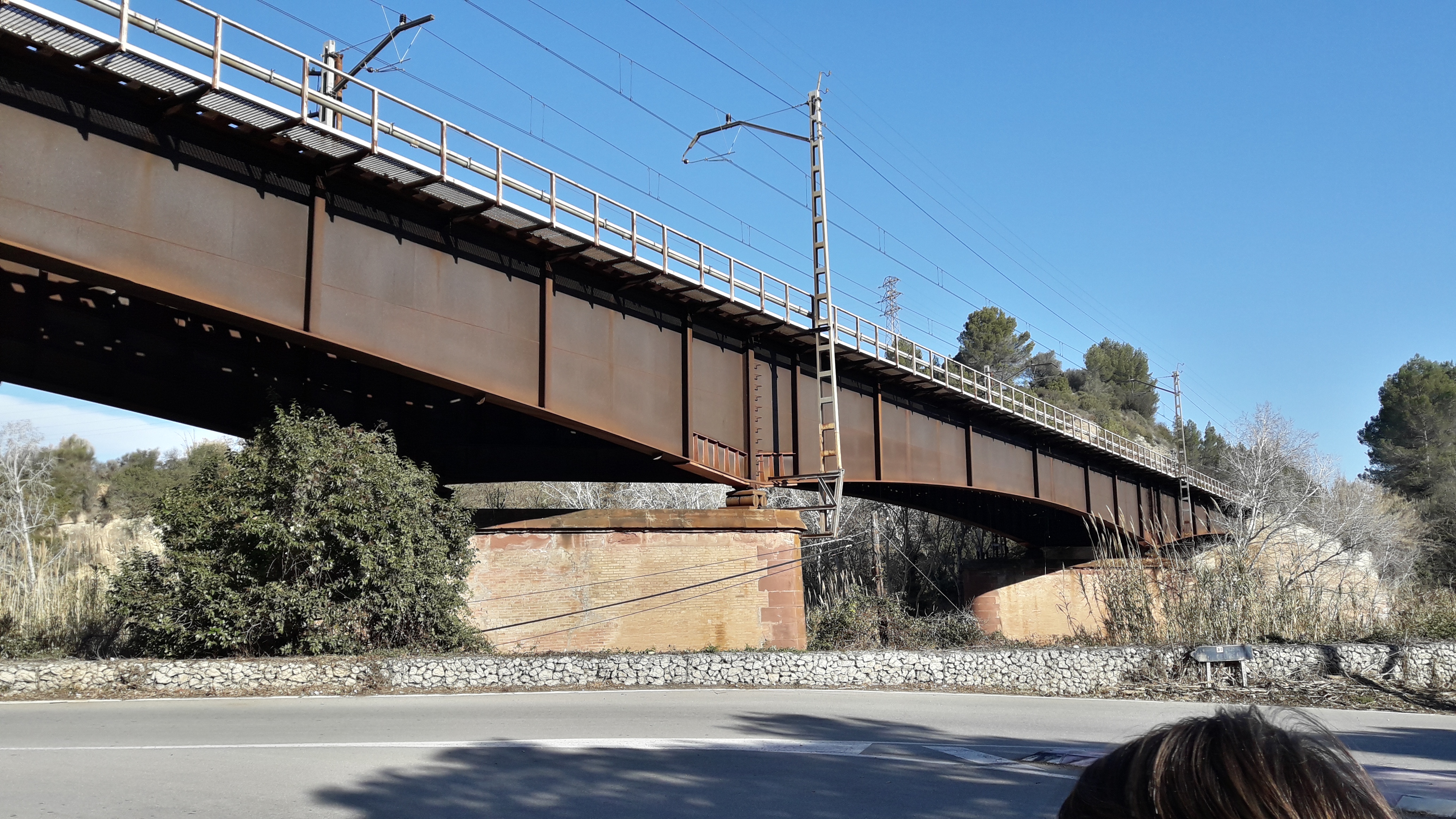 Por que hay piedras en las vias del tren