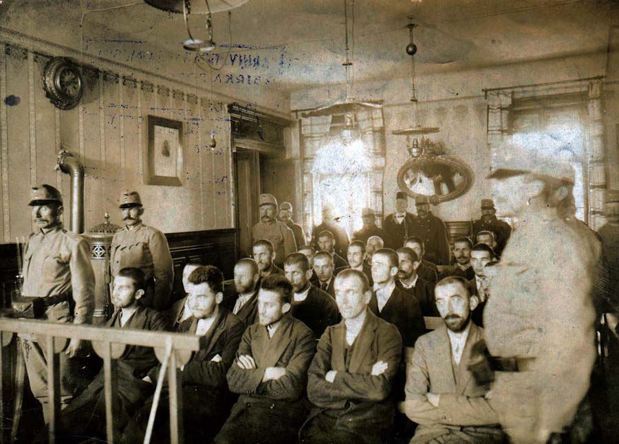 Le procès de Sarajevo. Gavrilo Princip est assis au centre de la première rangée - Cultea