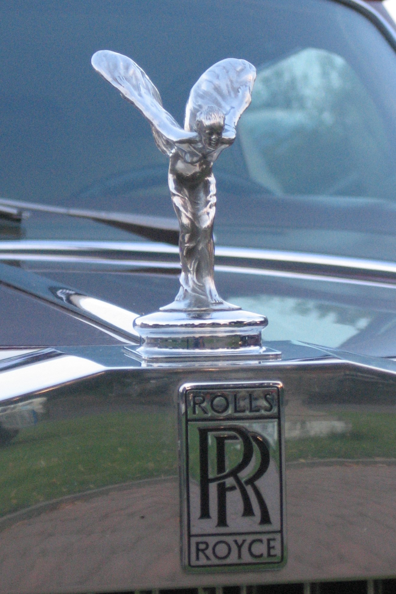 Spirit of Ecstasy, la scultura della mascotte sul cofano delle auto Rolls-Royce