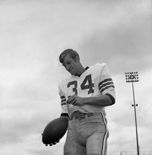 Wide receiver Ron Sellers of the Dallas Cowboys catches a 10-yard