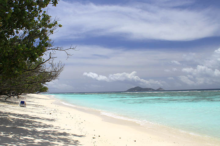 File:Seychellen silhouette anse la passe.jpg