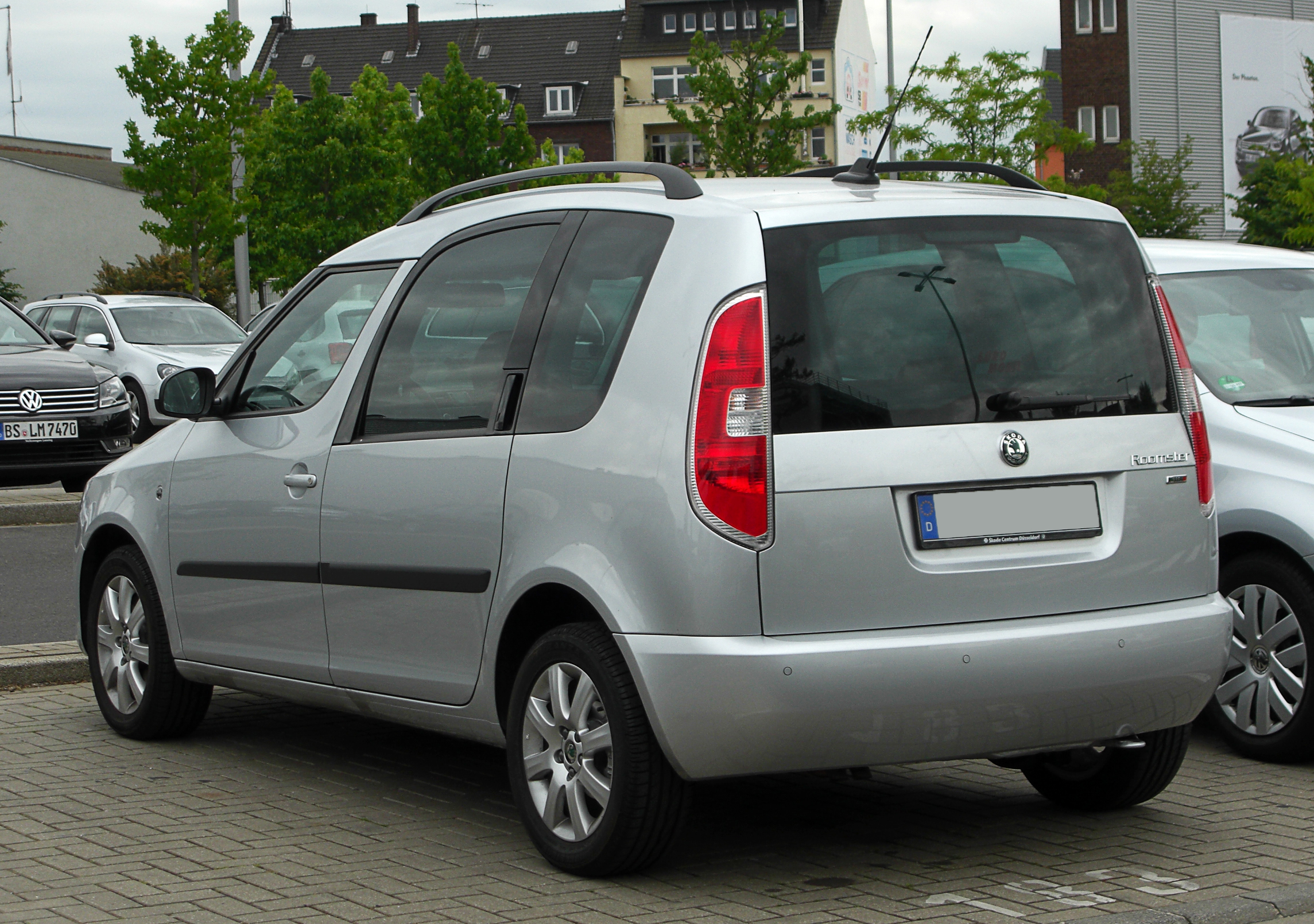 File:Skoda Roomster (Facelift) – Frontansicht, 28. Mai 2011, Düsseldorf.jpg  - Wikimedia Commons