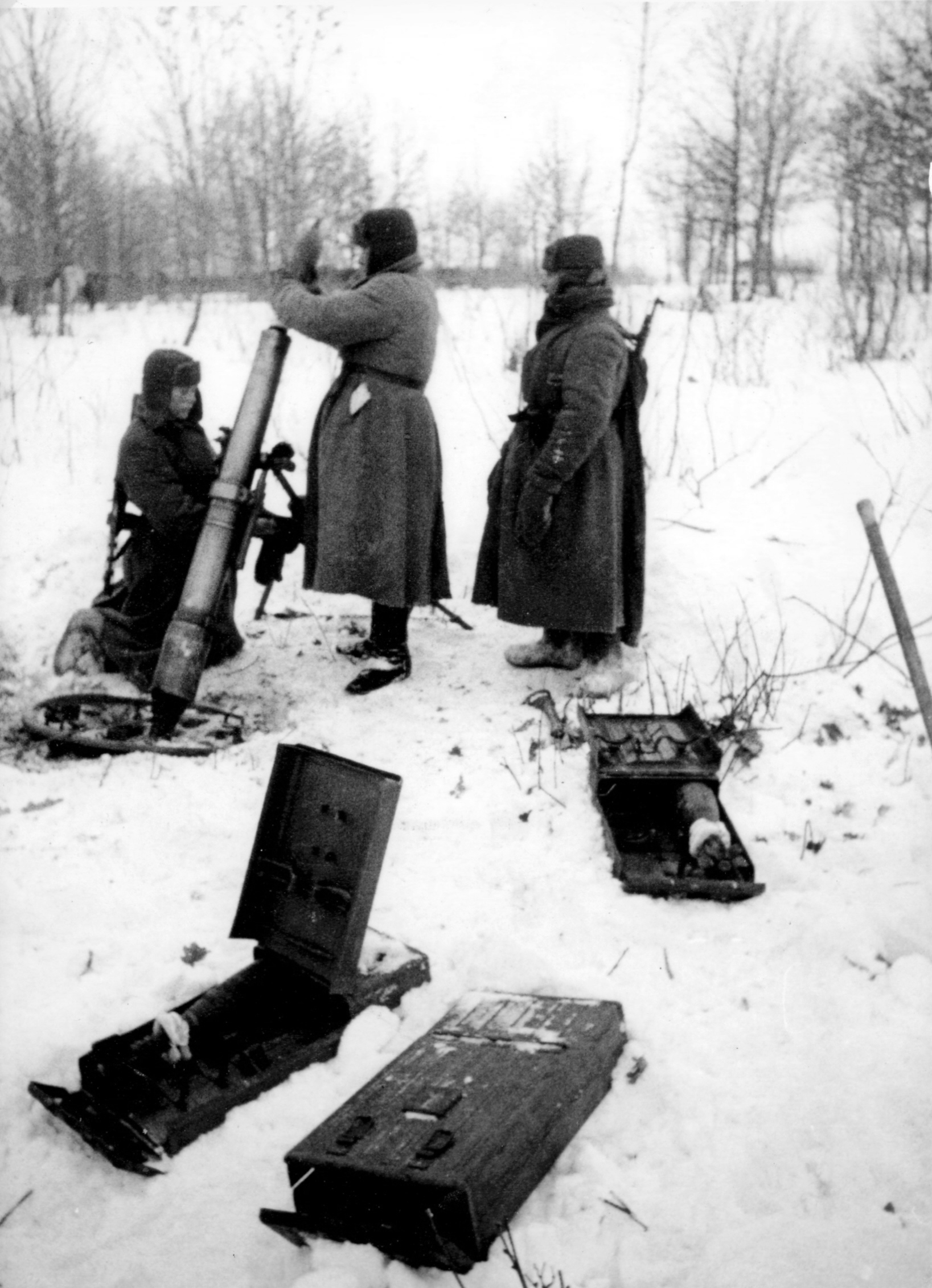 Soviet_soldiers_with_107_mm_mortar_defen