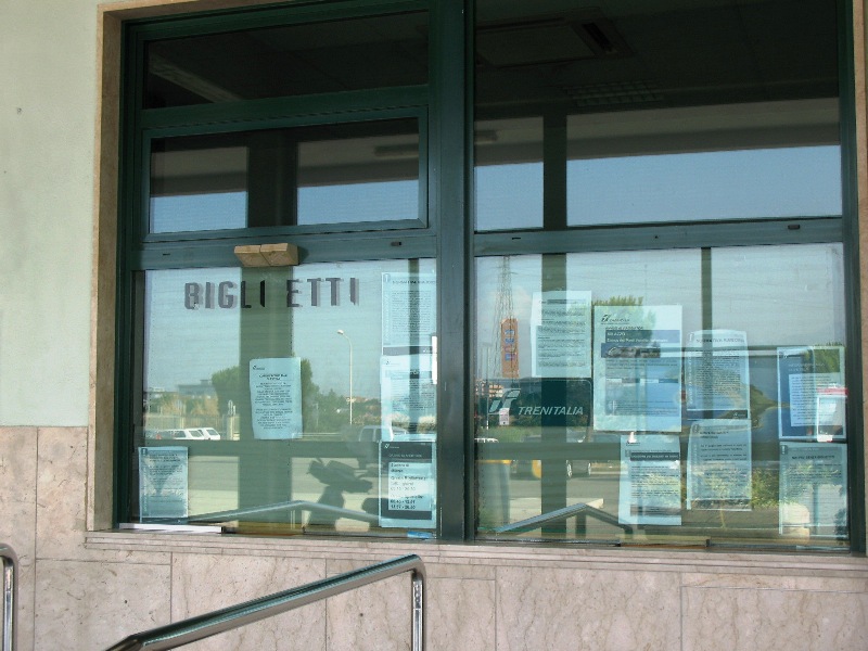 File:Stazione di Milazzo - biglietteria.jpg