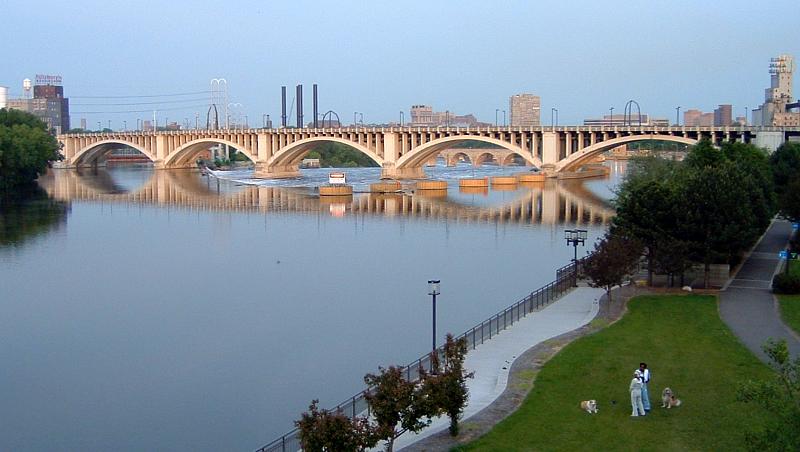 Fil:Third Avenue Bridge Minneapolis.jpg