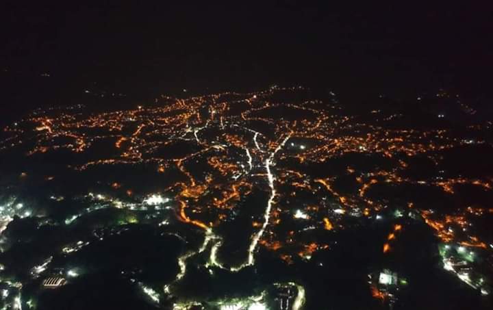 File:VISTAS NOCTURNAS DE LA CIUDAD.jpg