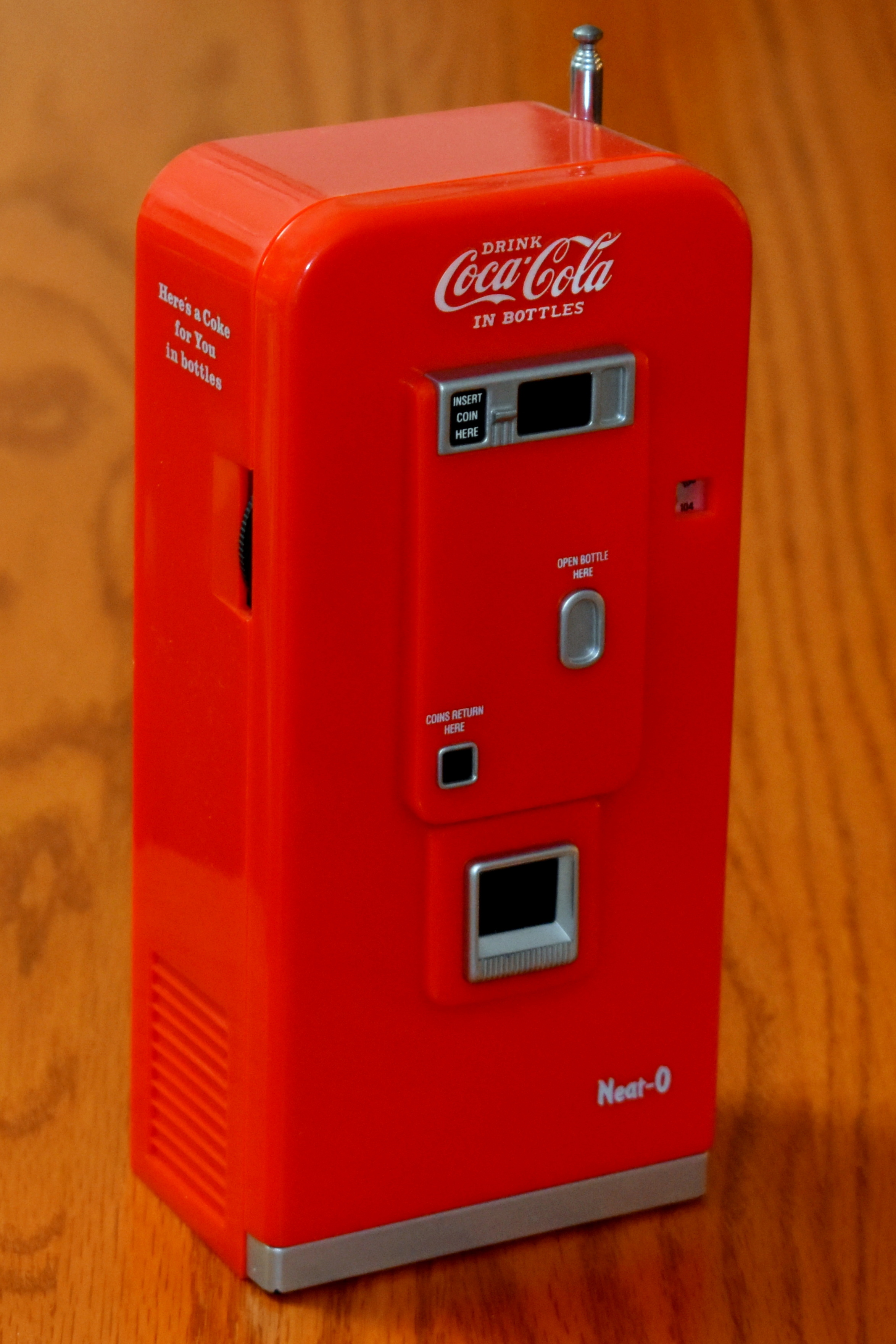 File:Vintage Neat-O Coca-Cola Novelty Vending Machine Radio, AM-FM Bands,  Distributed By Trademark Marketing International Inc. (8642786002).jpg -  Wikimedia Commons