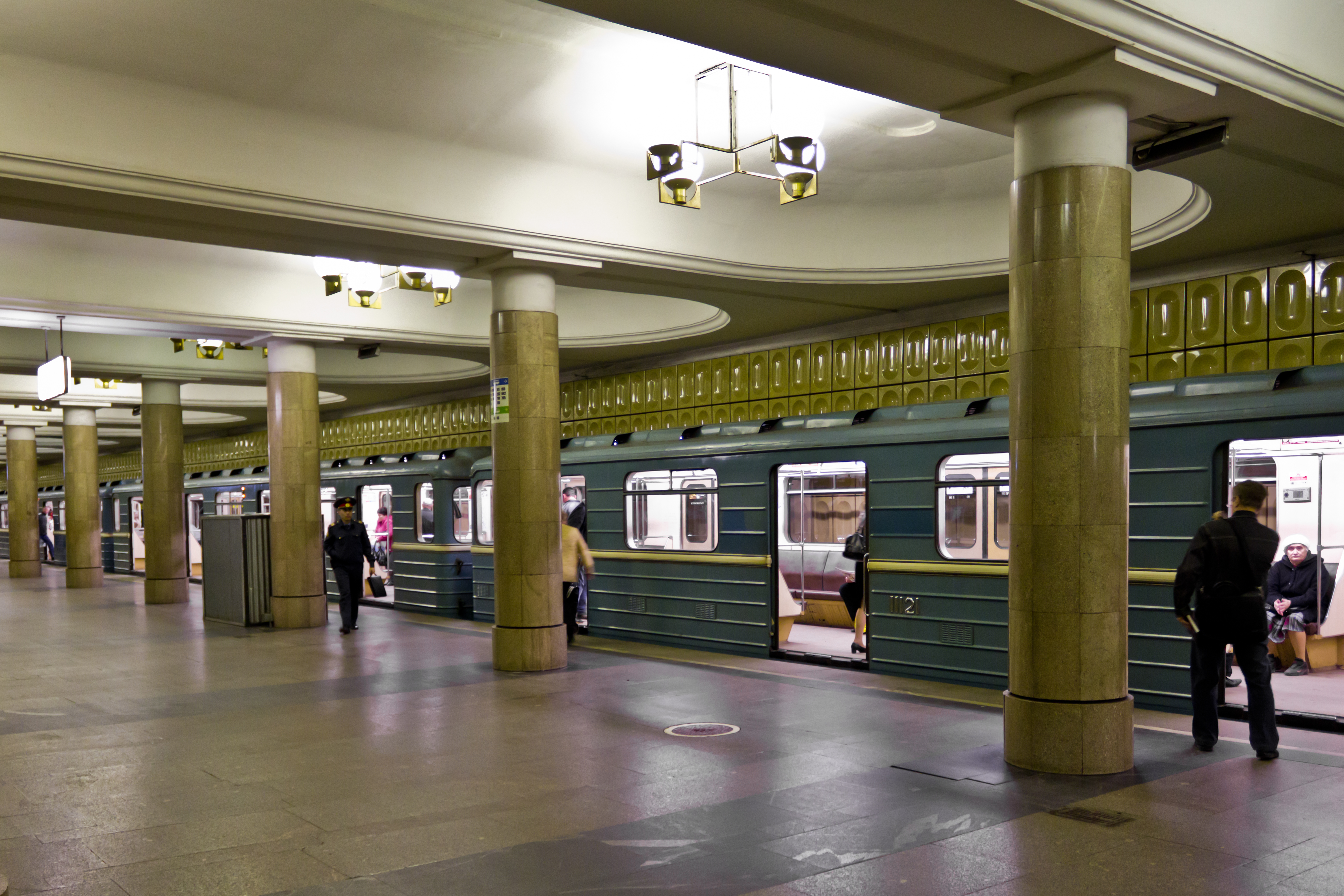 Метро ясенево. Станция метро Ясенево. Станция Ясенево Москва. Московский метрополитен станция Ясенево. Ясенево вестибюль.