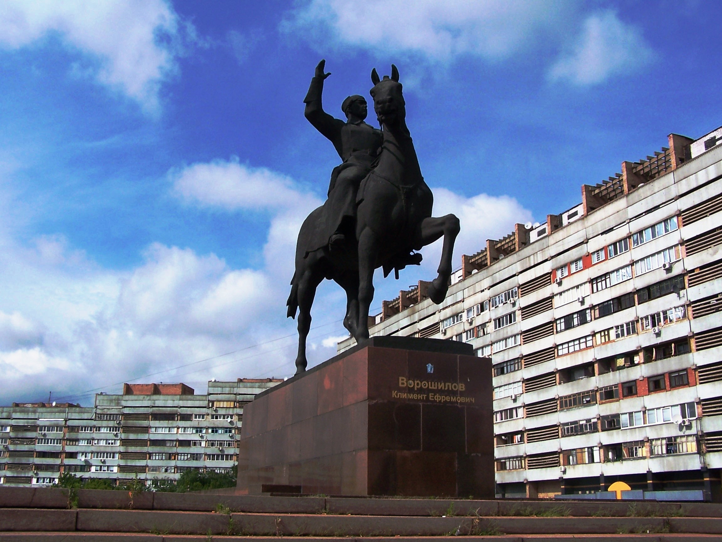 Коми коне. Памятник Ворошилову в Луганске. Ворошилов на коне Луганск.