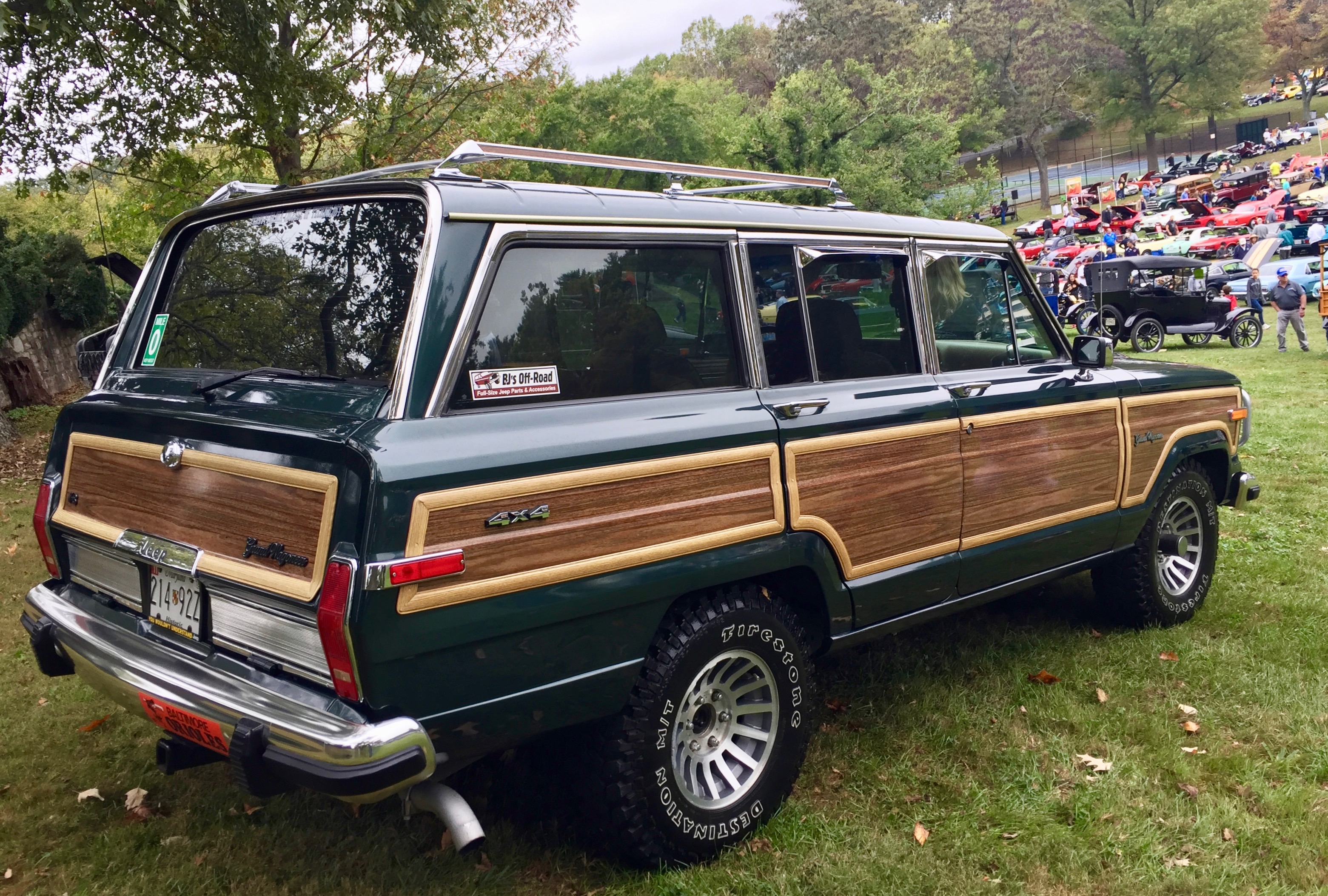 Jeep Grand Wagoneer 2