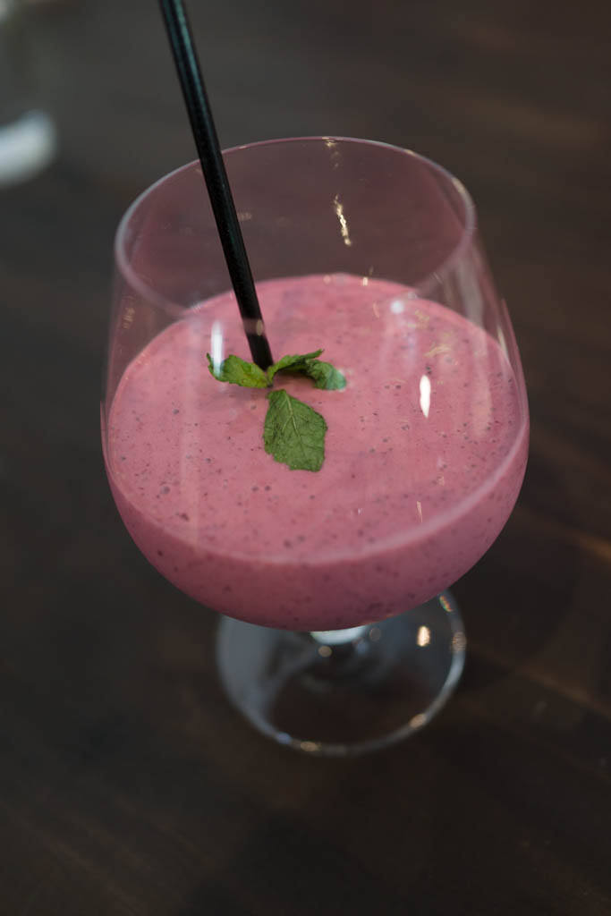 File:Banana and raspberry smoothie (14114450783).jpg - Wikimedia Commons