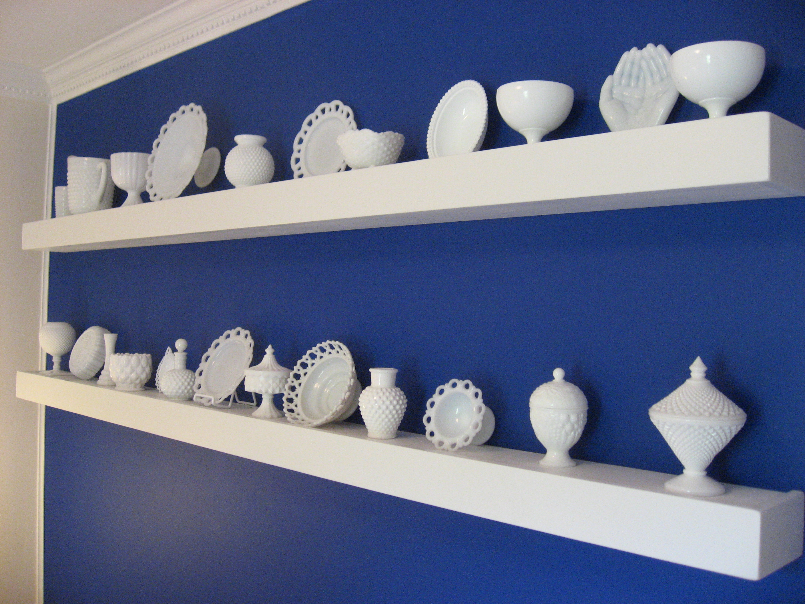 https://upload.wikimedia.org/wikipedia/commons/3/36/Blue_Room_-_Milk_Glass_Collection.jpg