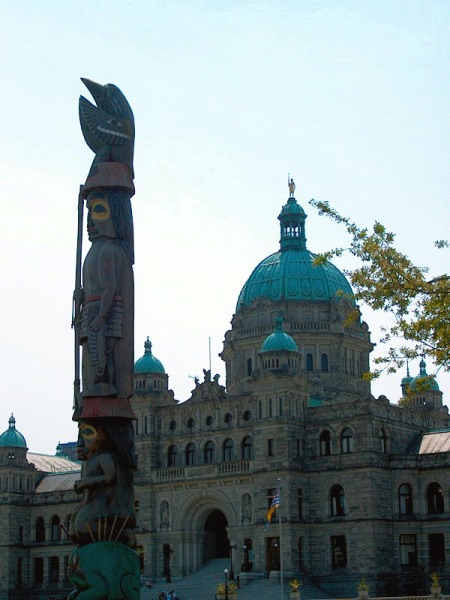 File:British Columbia legislature building with totem pole.jpg