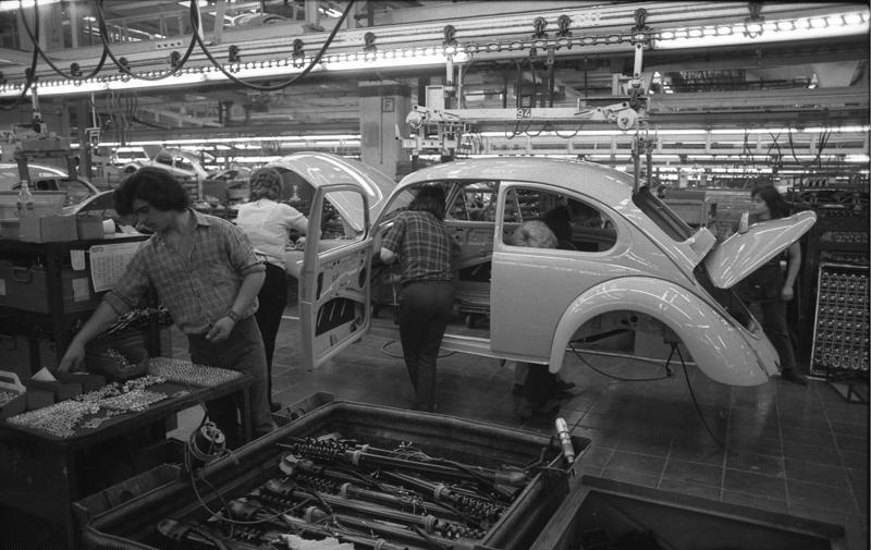 File:Bundesarchiv B 145 Bild-F038788-0011, Wolfsburg, VW Autowerk, Käfer.jpg