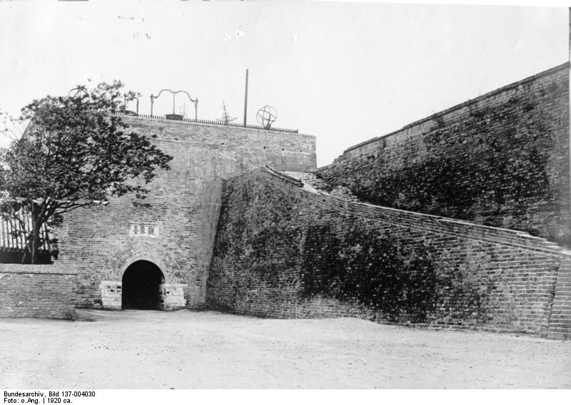 File:Bundesarchiv Bild 137-004030, China, Peking, Früheres Observatorium.jpg