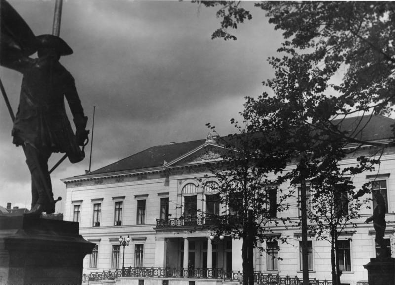 Das Reichsministerium für Volksaufklärung und Propaganda (RMVP) Bundesarchiv_Bild_146-1993-020-32A%2C_Berlin%2C_Wilhelmplatz%2C_Propagandaministerium