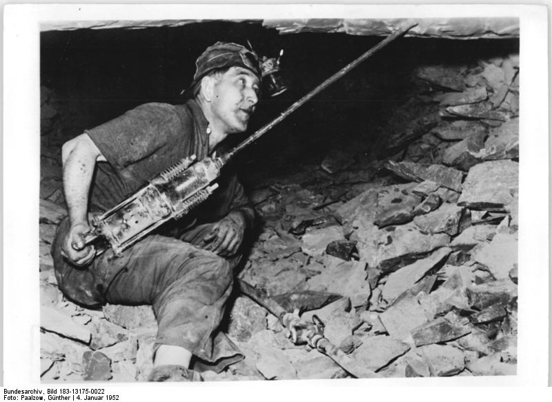 File:Bundesarchiv Bild 183-13175-0022, Bergarbeiter bohrend.jpg