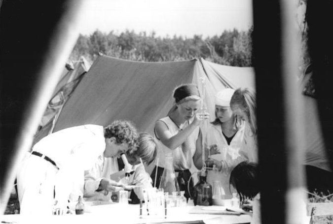 File:Bundesarchiv Bild 183-L0727-0005, Ferienexkursion zum Umweltschutz für Schüler, Kontrolle von Wasserproben.jpg