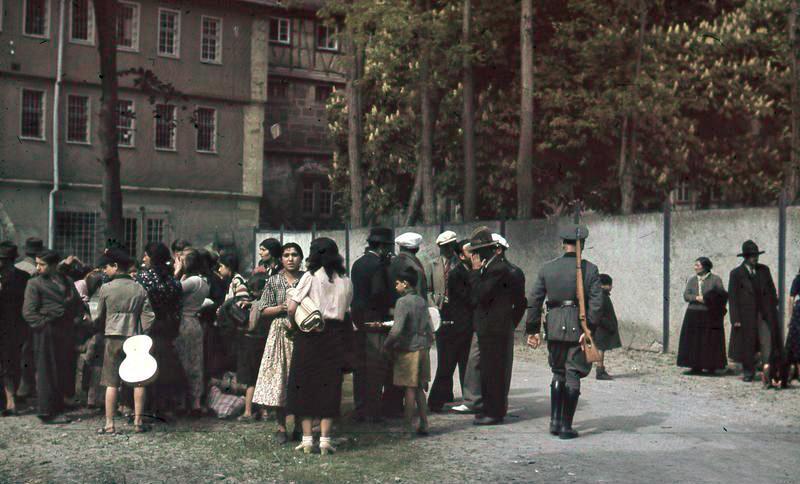 Fichier:Bundesarchiv R 165 Bild-244-47, Asperg, Deportation von Sinti und Roma.jpg