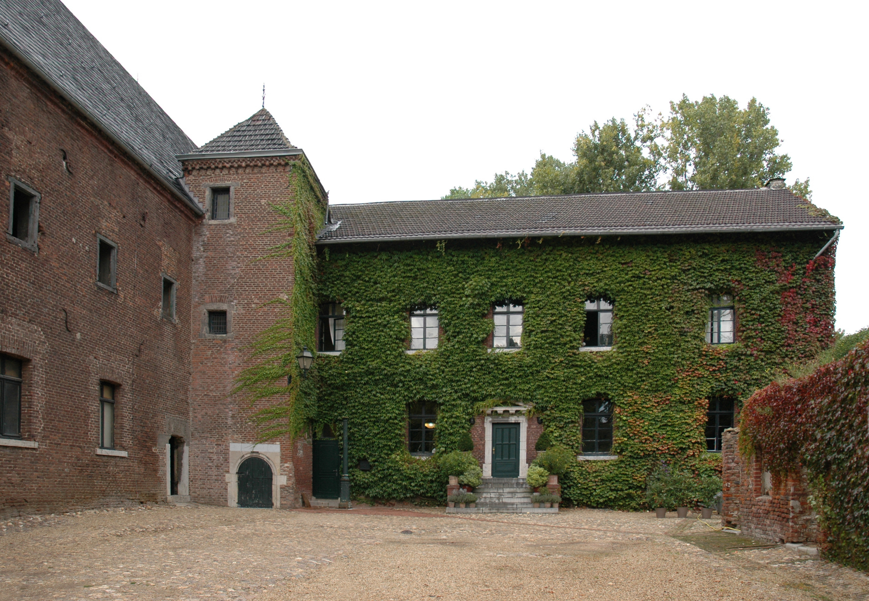 Burg Engelsdorf, Wohnhaus und ein Teil des Palas, Südostansicht