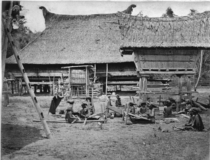 COLLECTIE TROPENMUSEUM Dorpsgezicht met Karo Batak vrouwen achter weeftoestellen TMnr 60011134