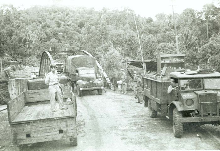 File:COLLECTIE TROPENMUSEUM Militaire kolonne passeert een brug in de omgeving van Tjipanas TMnr 10029047.jpg